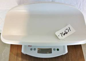 lot 9 image: Seca 354 Digital Pediatric Baby Scale