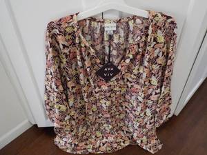 AVA-Viv top size 3x...