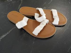Universal Thread size 7 12 Sandals...