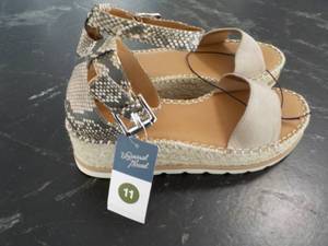 Universal Threads size 11 Shoes...