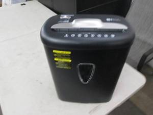 lot 106 image: amazon basics 8 pc shredder works...