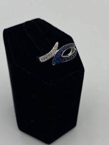 lot 21 image: Silver Ring With White and Blue Rhinestones