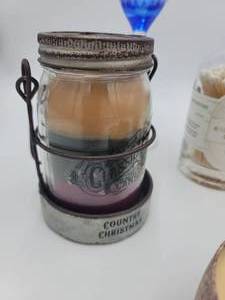 lot 55 image: CHRISTMAS WINE GLASS AND CANDLE GIFT SET