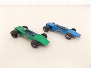 lot 12 image: 2 Original Hot Wheels Redline Lotus Turbine Color Variations