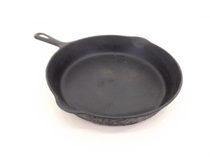 lot 33 image: Vintage Seasoned Griswold Cast Iron #8 Frying Pan