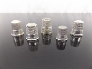 lot 37 image: 5 Antique Simons Brothers .925 Sterling Silver Thimbles