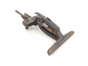 lot 52 image: Antique Henry Disston & Sons Bench Mount Iron Saw Vise