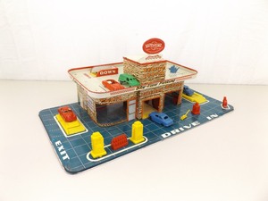 lot 75 image: Vintage 1950s Marx Happi Time Tin Litho Service Center