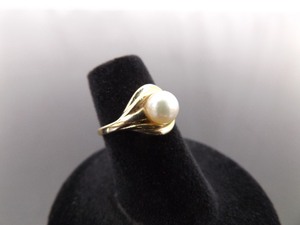 lot 105 image: 14k Yellow Gold Genuine Pearl Ring Size 5
