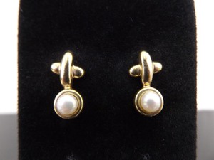 lot 112 image: 10k Yellow Gold Genuine Pearl Earrings