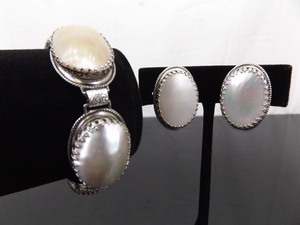 lot 118 image: Vintage Whiting and Davis Genuine Pearl Bracelet and Earring Set