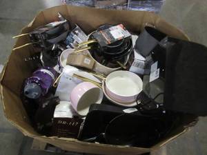 lot 258 image: WHOLESALE MIXED PALLET OF MISCELLANEOUS POTS, PANS, KITCHENWARE AND MORE