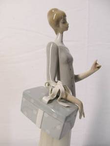 lot 2 image: Vintage LLADRO Tall Figurine