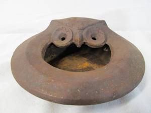 lot 27 image: Cast Iron Owl Bowl