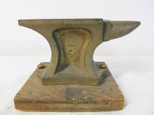 lot 33 image: Smaller Vintage Iron Anvil