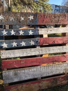 lot 36 image: Vintage American Flag Painted Pallet