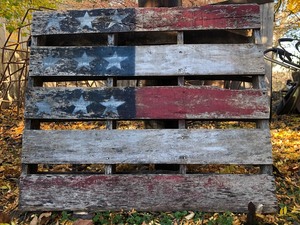 lot 37 image: Vintage American Flag Painted Pallet