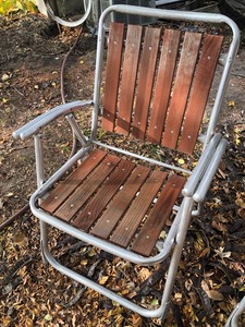 lot 104 image: 3 Vintage Wood Slat Aluminum Tube Folding Chairs