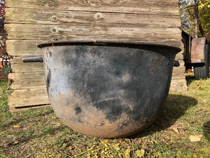 lot 106 image: LARGE Old Vintage Cast Iron Cauldron