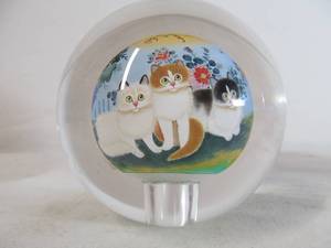 lot 127 image: Vintage InteriorReverse Hand Painted Orient GlassCrystal Ball Paperweight