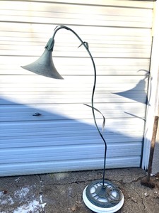 lot 142 image: Fantastic 1930s era KIM Mfg Company Los Angeles Copper Tulip Floor Lamp