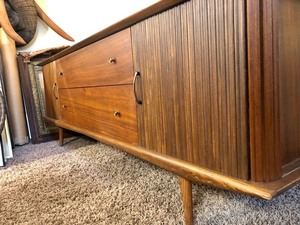 lot 146 image: Gorgeous Mid Century Walnut HutchBuffet