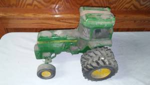 lot 37 image: John Deere Pacesetter Vodka decanter.