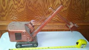 lot 142 image: Structo Crane  Bucket, good restoration, Functions as it should.