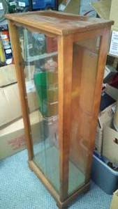 lot 285 image: Glass Cabinet with 3 Shelves.