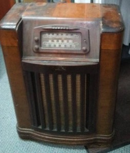 lot 294 image: Vintage Philco Floor Radio & Phonograph. Model 46-1209. See all pics.