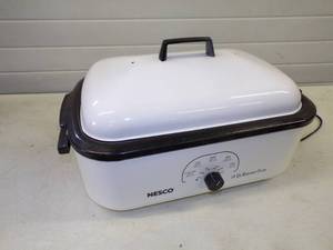 lot 28 image: 18 Qt. Roaster Oven