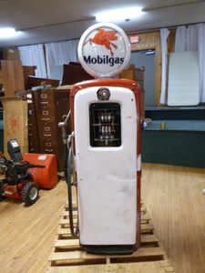 lot 1 image: Vintage Mobilgas Gas Pump