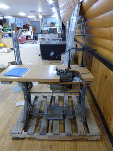 lot 6 image: Vintage Singer Serger
