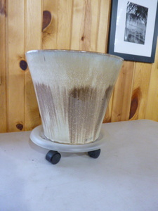 lot 74 image: Ceramic Planter