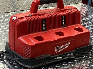 lot 93 image: Milwaukee 6-Place M12  M18 Rapid C...