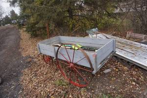 lot 22 image: Vintage Wild West Themed Decorative Steel Wheel Wagon