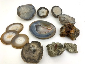 lot 18 image: Group of Geodes Agates Slices etc