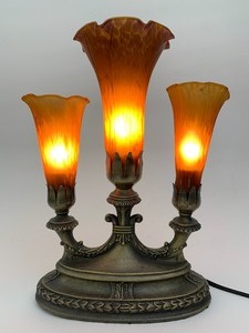 lot 43 image: Contemporary 3-Shade Desk Lamp