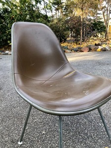 lot 64 image: Vintage Herman Miller Fiberglass Shell Chair