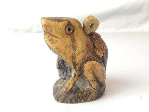 lot 90 image: Small Antique Carved Bone Frog