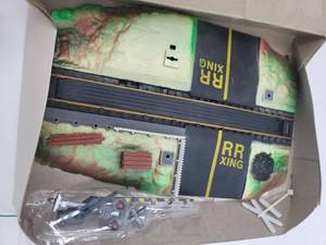 BACHMANN HO SCALE CATTLE CROSSING & LIFE-LIKE OPERATING CROSSING GATE