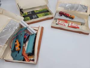 TYCO HO SCALE PIGGYBACK FLAT CAR SET & TYCO ORE DUMP CAR SET & OPERATING CROSSING GATE