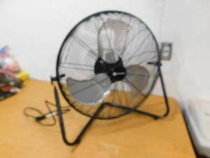 lot 21 image: Utilitech 20-in 3-Speed Indoor BlackPowder Painting Personal Fan
