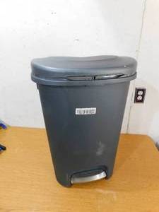 lot 71 image: 13 Gallon Rubermaid Garbage Can