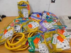 lot 128 image: ASSORTED LOT OF STAINLESS STEEL GAS SUPPLY LINES