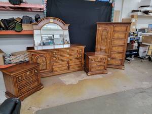 lot 353 image: Bedroom Set