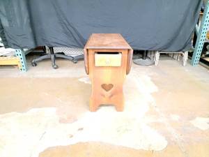 lot 354 image: Small Table