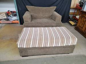 lot 358 image: Love Seat