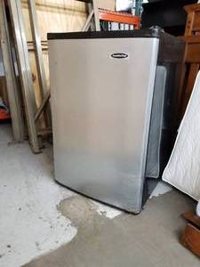 lot 313 image: Franklin Chef Mini Fridge