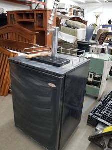lot 312 image: Kegerator